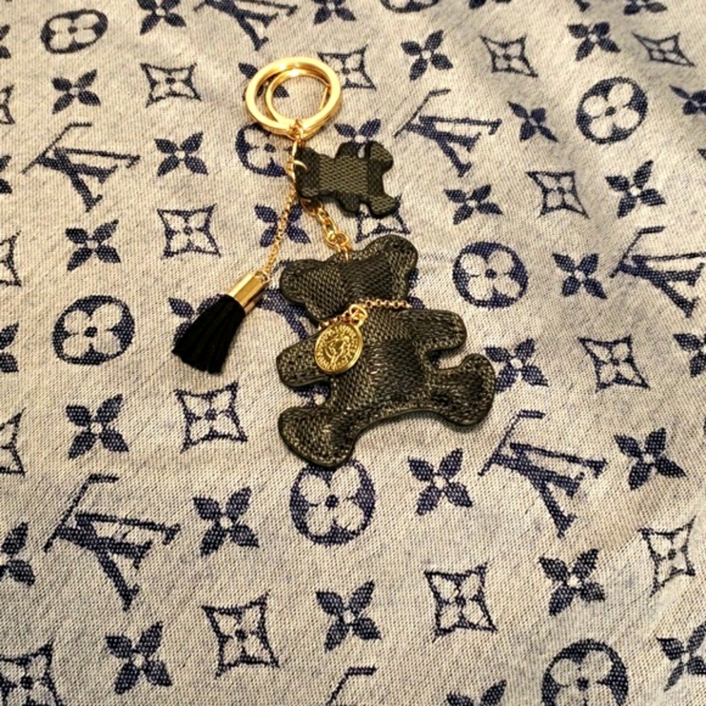Just in! Black Bear Faux Leather Keychain - Picture 4 of 4